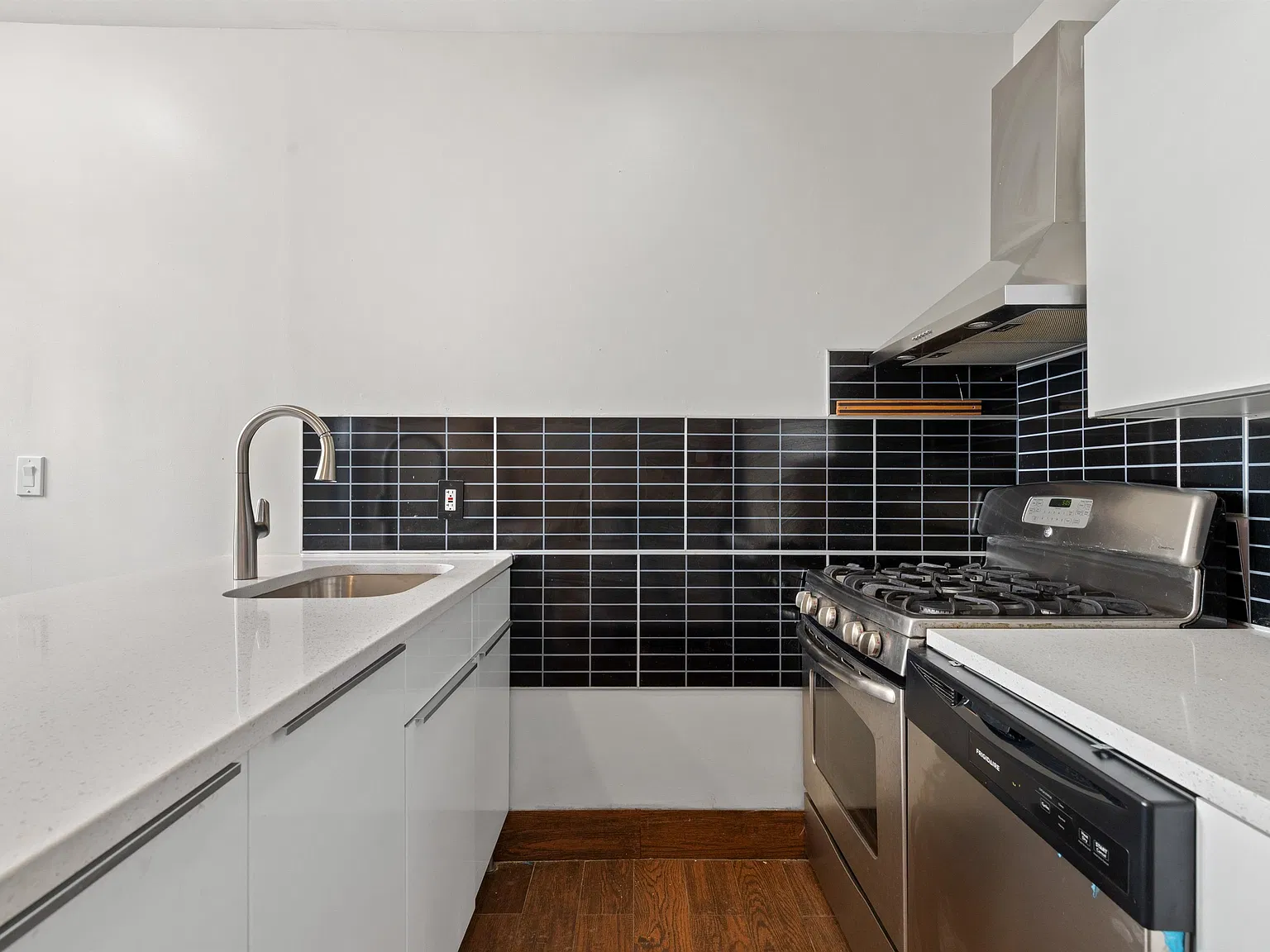 2 bed, 1.5 bath, $3,750 — Photo 2