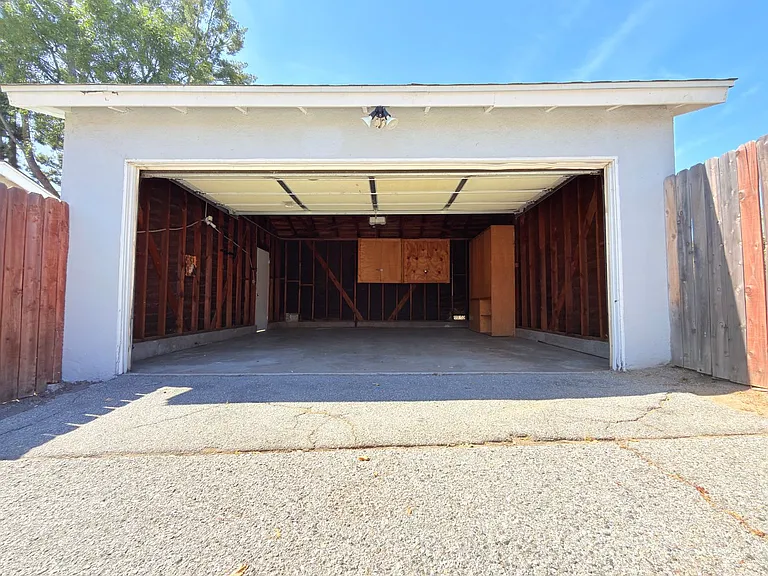 9845 Hayvenhurst Ave — Photo 22
