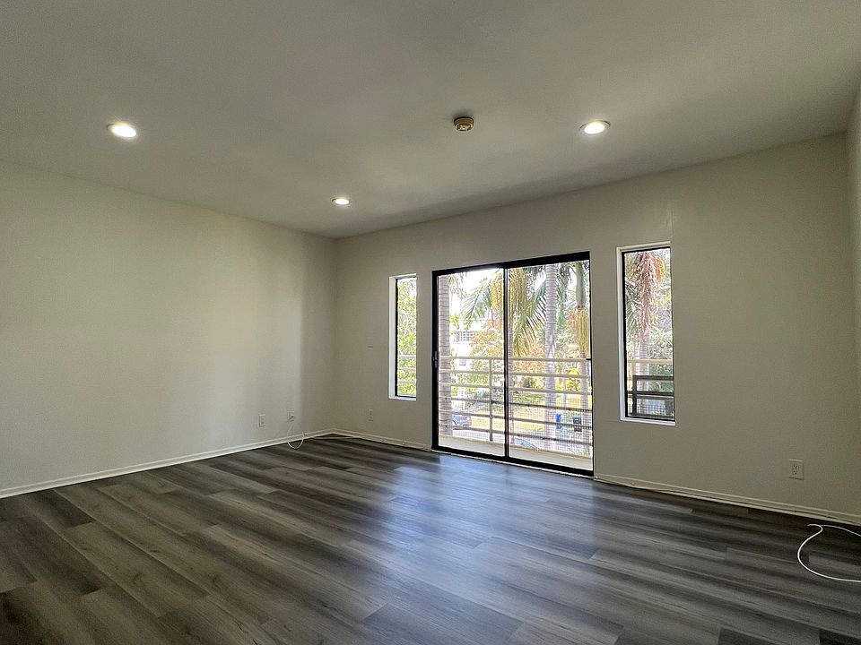 1st image of 857 S Plymouth Blvd