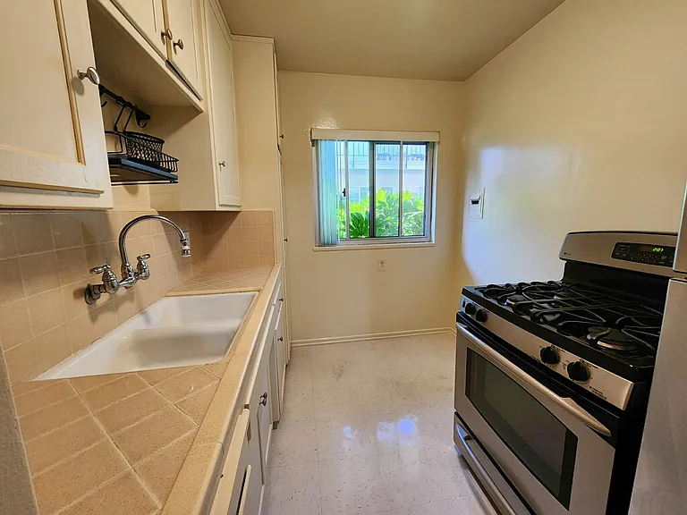 1041 Euclid St #C — Photo 5