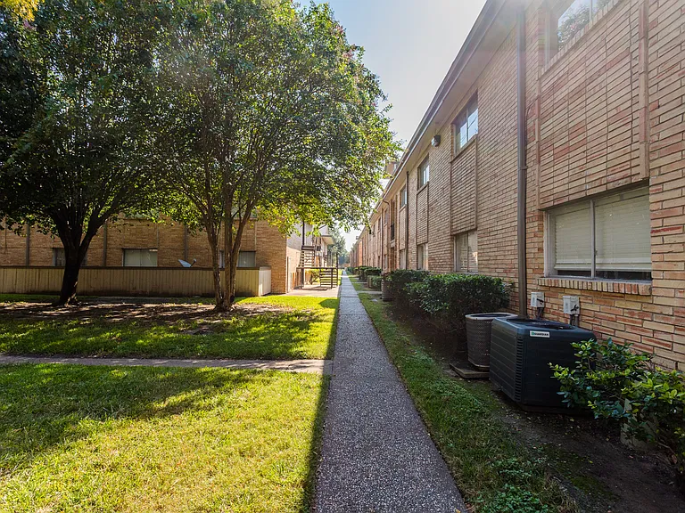 Red Pines Apartments — Photo 27