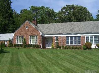 8 Locust Ln, Halesite, NY 11743