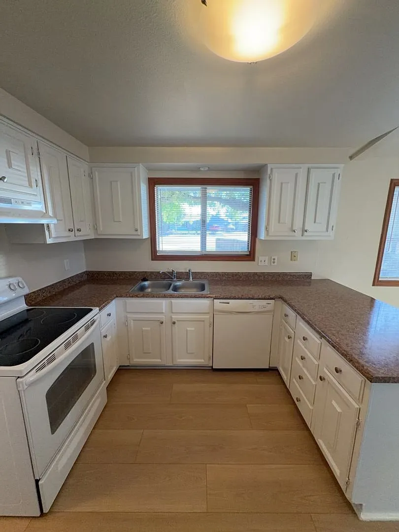 Updated 3 Bedroom, 2 Bathroom Home in East Medford — Photo 3