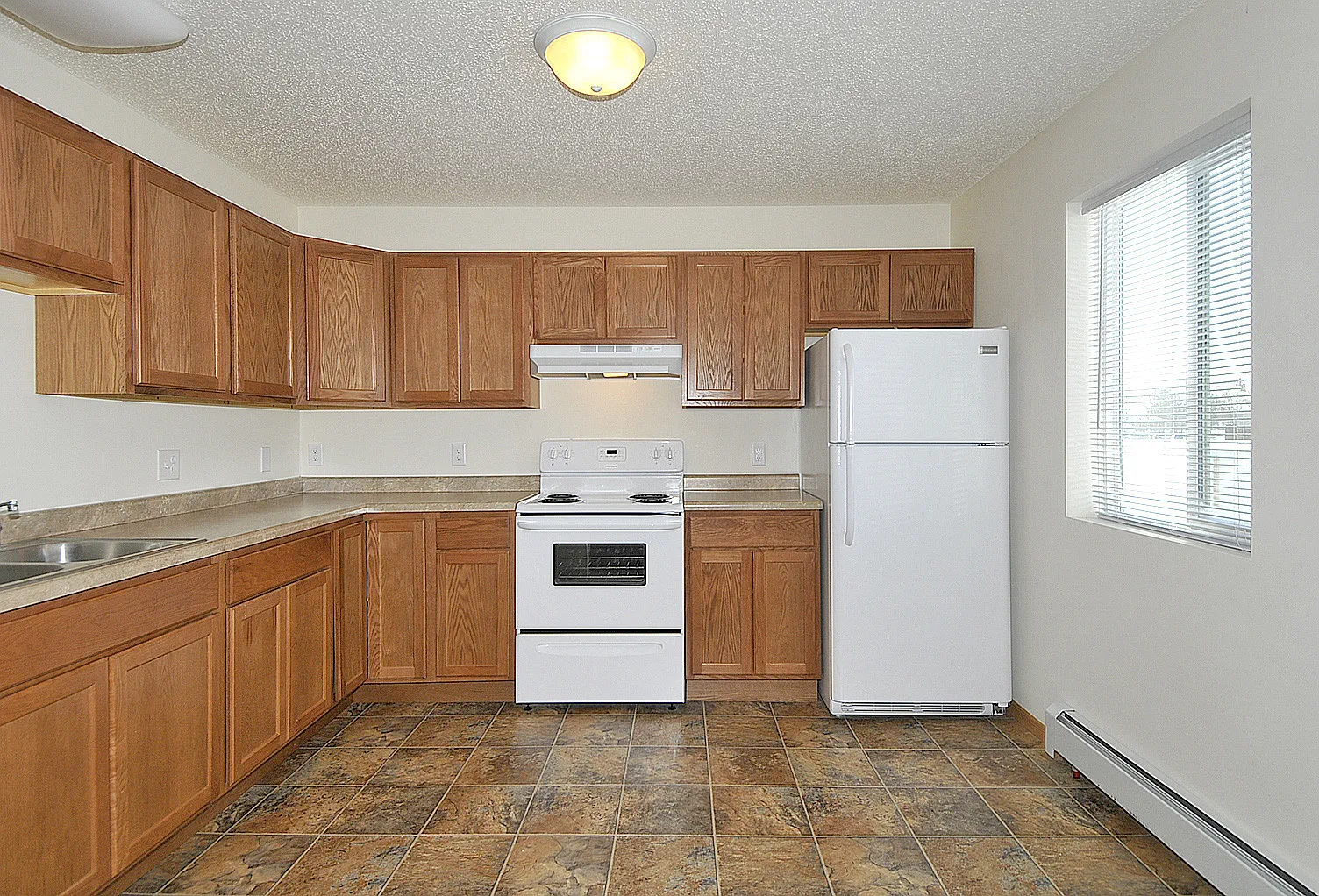 Spacious 2 Bedroom 1 Bath — Photo 2