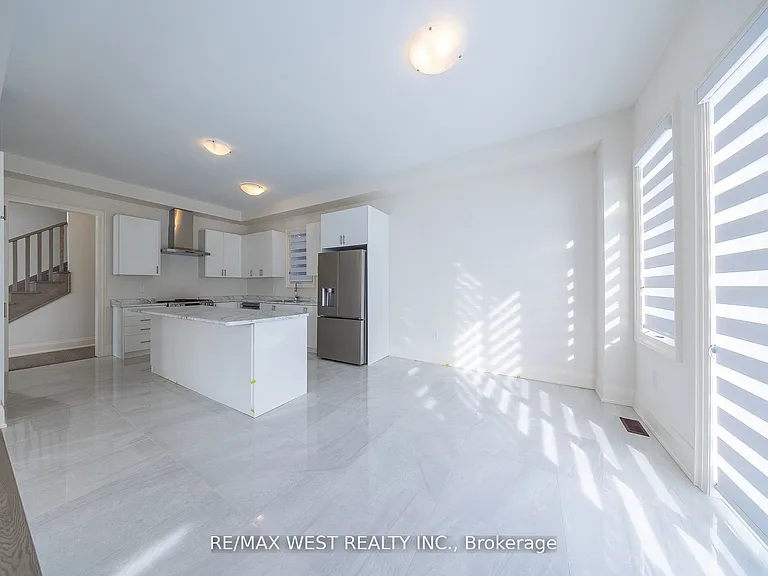 2215 Crystal Dr — Photo 12