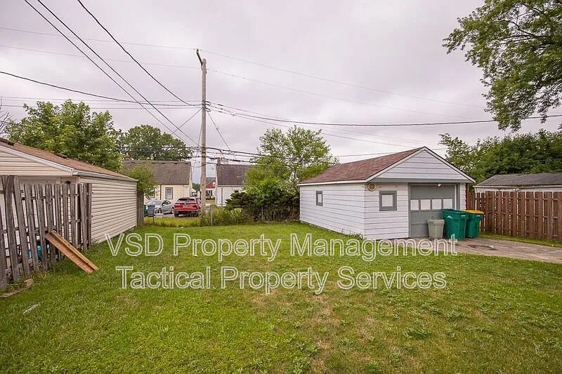 3 bed, 1.0 bath, 1410 sqft, $1,695 — Photo 3