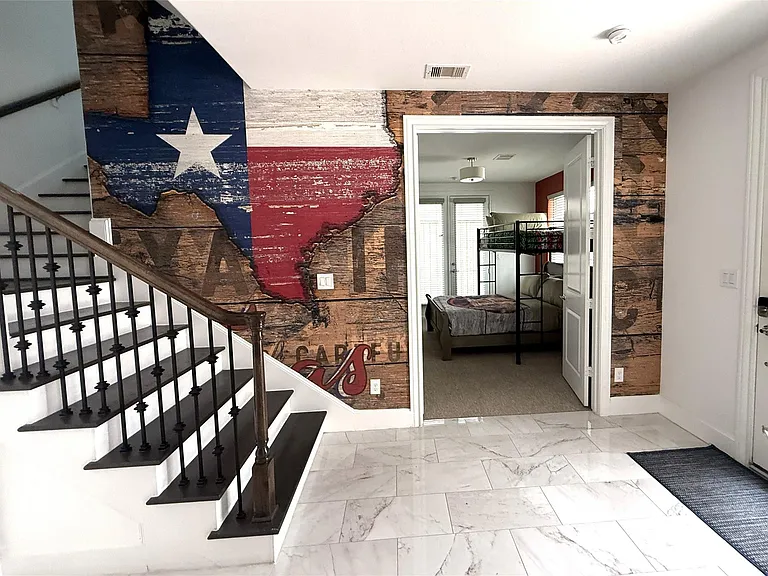 2506 McKinney St — Photo 2