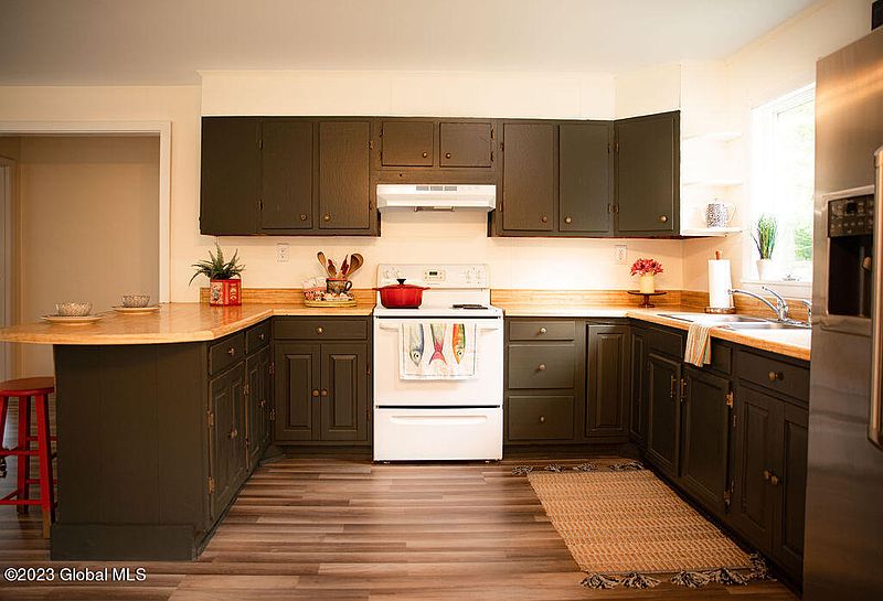 3rd image of 71 Pine Lane