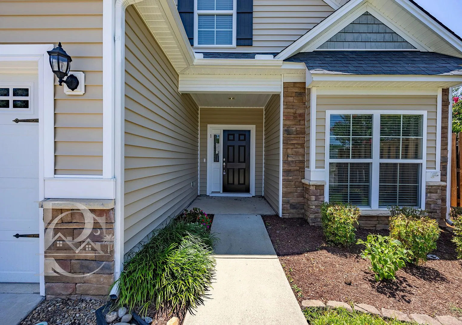 3 Br, 2 Ba In Quaint, Quiet, Gated Community — Photo 2