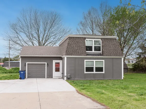 210 N Village Ter, Tonganoxie, KS 66086