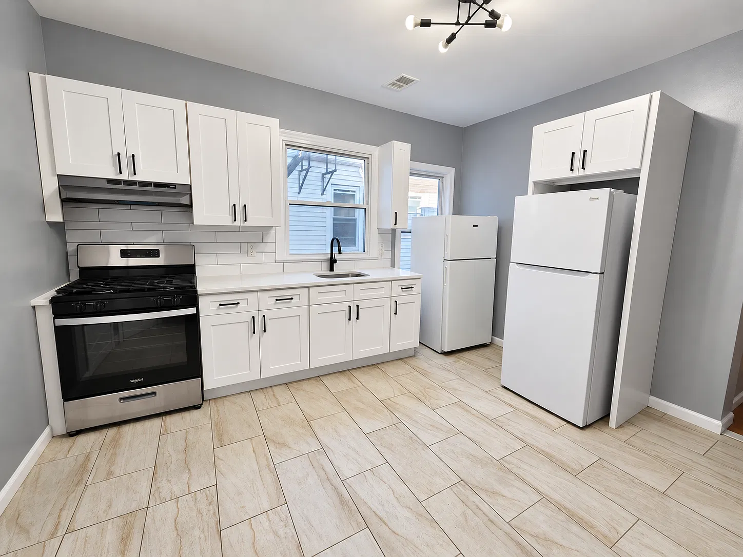 3 bed, 1100 sqft, $2,295 — Photo 2