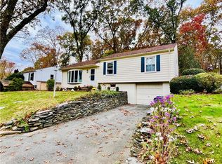 59 Darling St, Warwick, RI 02886