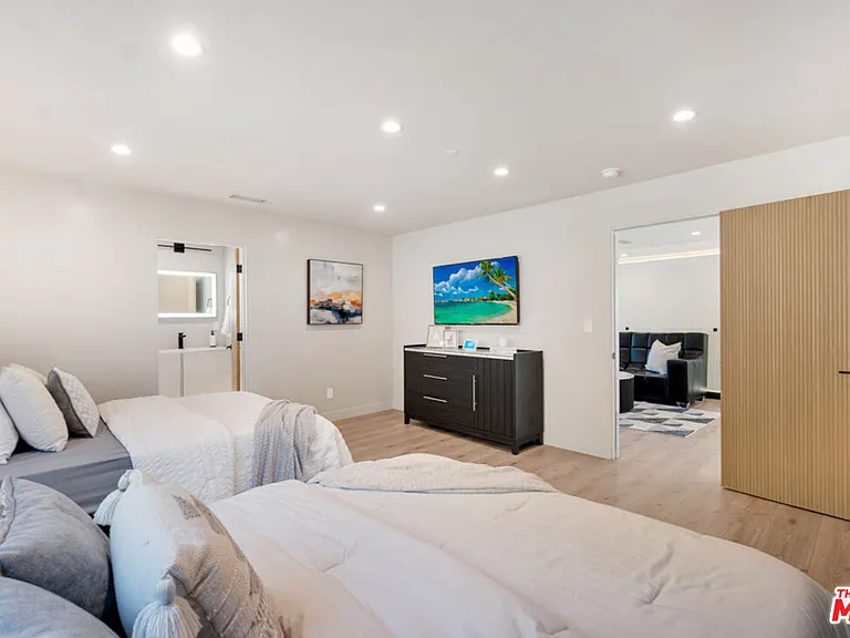 7966 Mulholland Dr — Photo 31