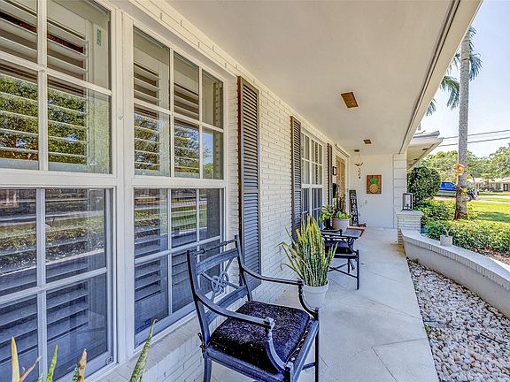 3rd image of 810 NW 72nd Terrace