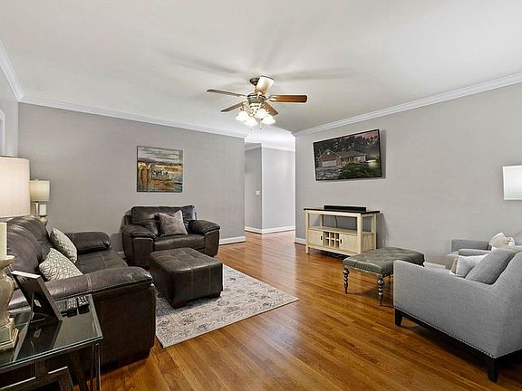 5th image of 907 Spruce Rd