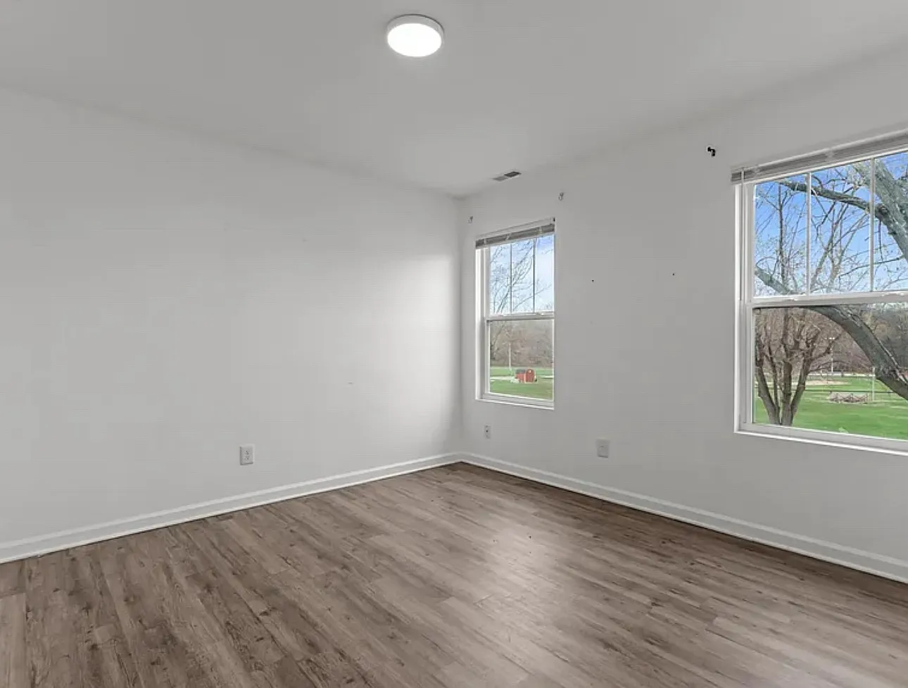 3 bed, 1000 sqft, $1,050 — Photo 3