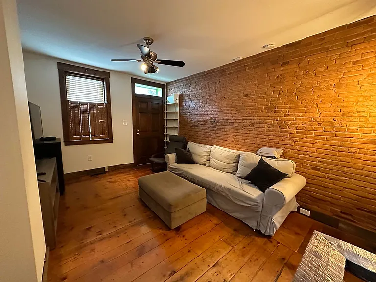 222 W Walnut St — Photo 5