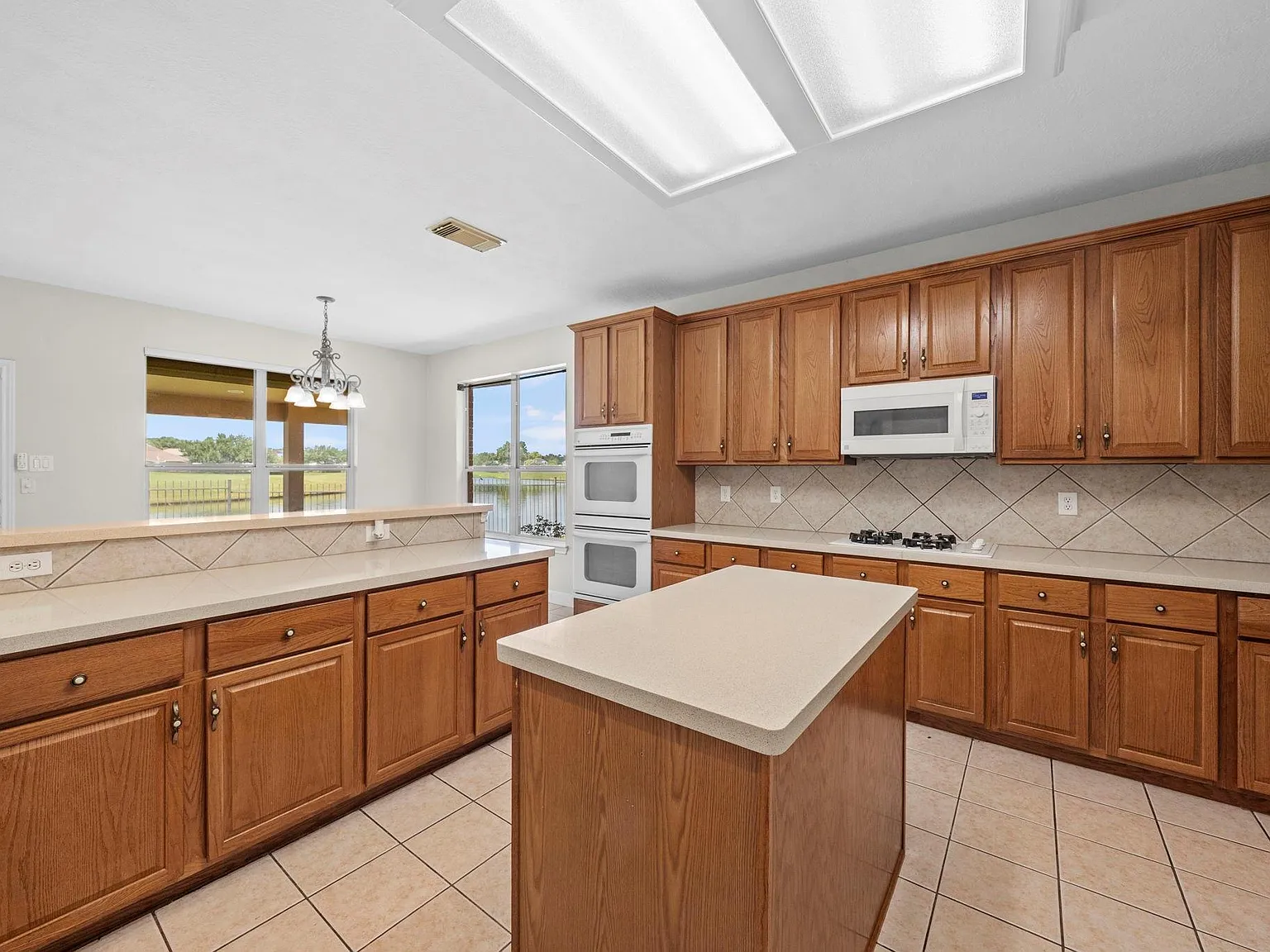 4 bed, 2.5 bath, 3507 sqft, $3,350 — Photo 4