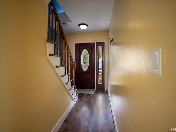4th image of 1118 E Alcott St