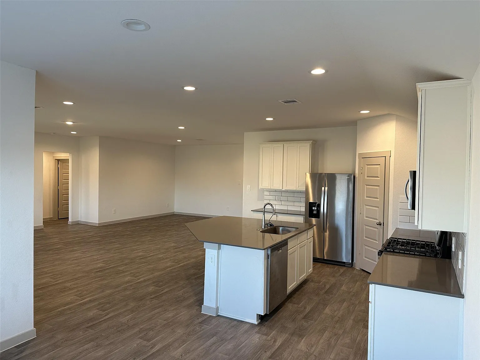 4 bed, 2.0 bath, 2132 sqft, $2,399 — Photo 3