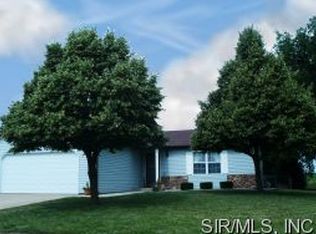 404 Bargraves Blvd, Troy, IL