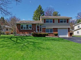 17 Scotchpine Dr, Voorheesville, NY 12186