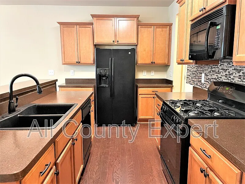 3 bed, 2.5 bath, 1760 sqft, $2,050 — Photo 4