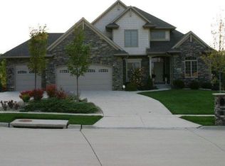 427 Winding Ridge Rd, Cedar Falls, IA 50613