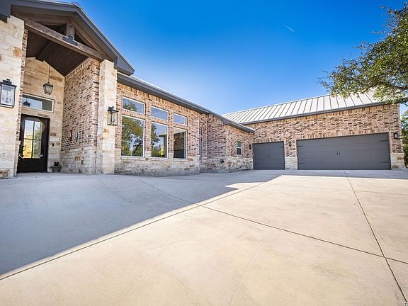 2nd image of 452 Wentworth