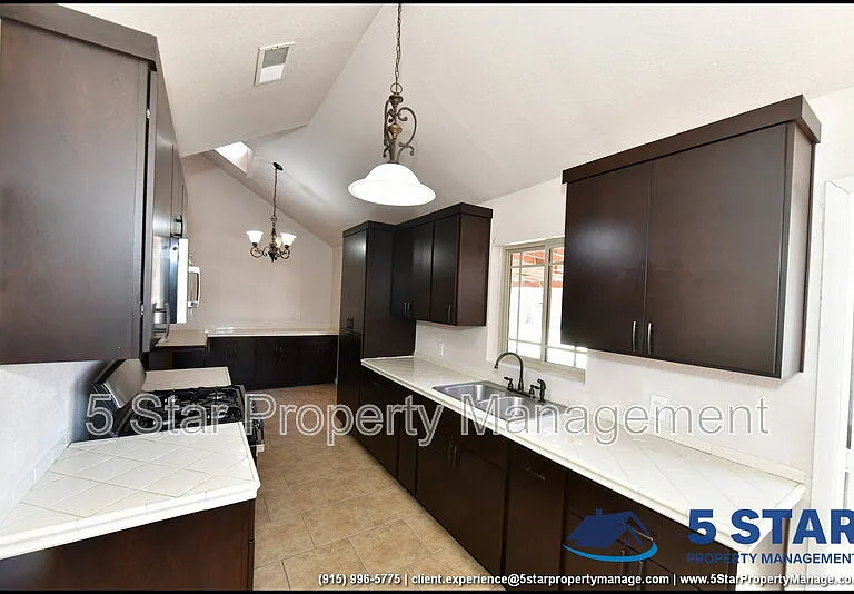 908 Bolivia St — Photo 15