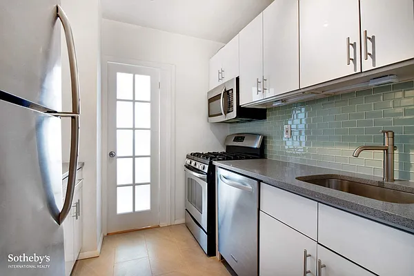 Sold by Sotheby's International Realty | media 16