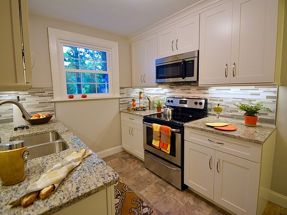 5th image of 3010 Collier Dr