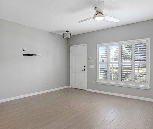 3rd image of 1300 Hampton Park Ln
