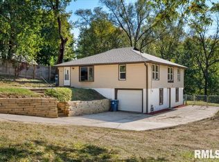 810 9th Ave, Silvis, IL 61282