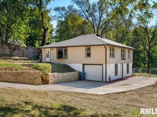 810 9th Ave, Silvis, IL 61282