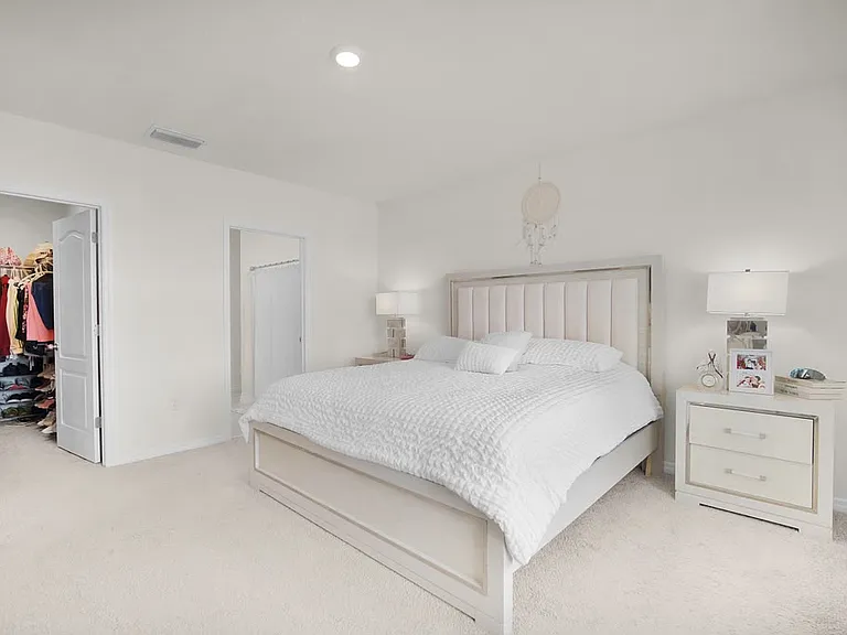 Beautiful house with only 2 years of construction, 3 bedrooms 2 bathrooms, garage for 2 vehicles, the property has beautiful amenities pool, Fitness center m, walks, lakes