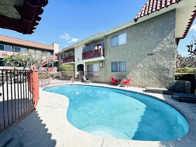 Lido Apartments - 10535 Rose Ave — Photo 33
