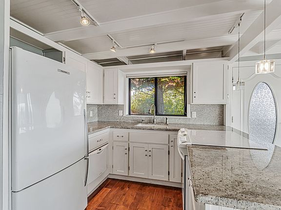 11-web-or-mls-101-mar-vista-dr_07282025