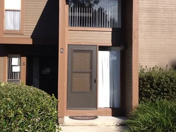 8 Surrey Ct, Palm Coast, FL 32137