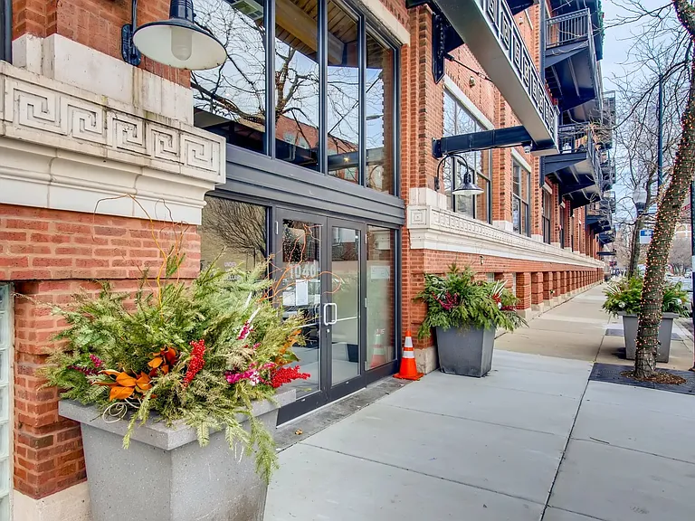1040 W Adams St #218 — Photo 2