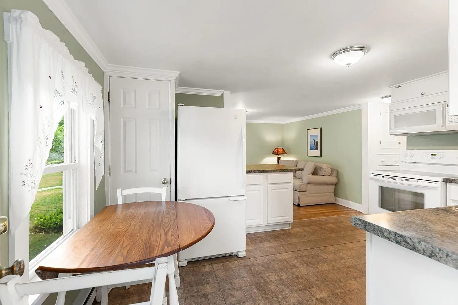 2 bed, 1.0 bath, 741 sqft, $2,500 — Photo 3
