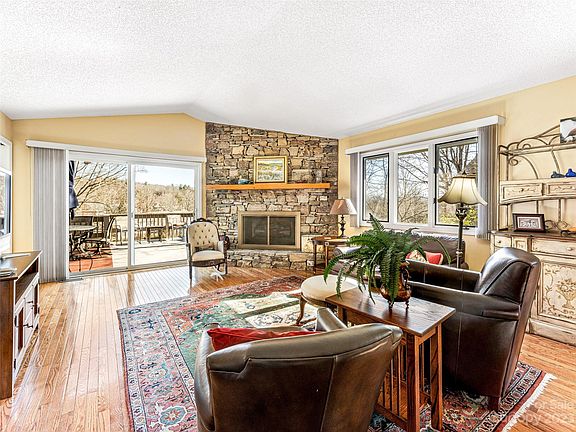4th image of 3000 Golfside Ln