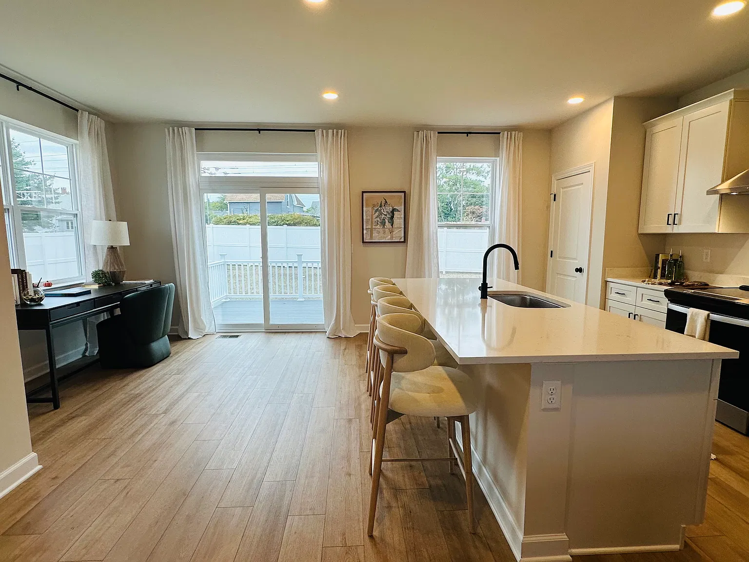 3 bed, 2.5 bath, 2085 sqft, $4,150 — Photo 3