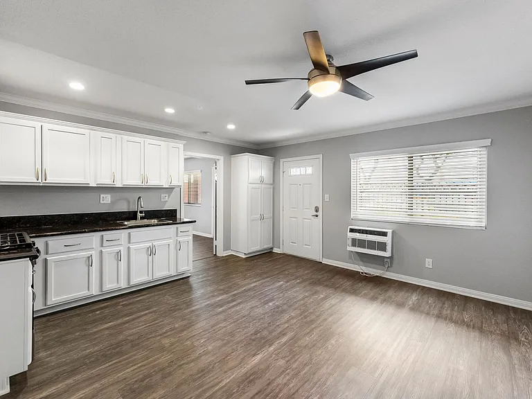 California Palms Apartments — Photo 27