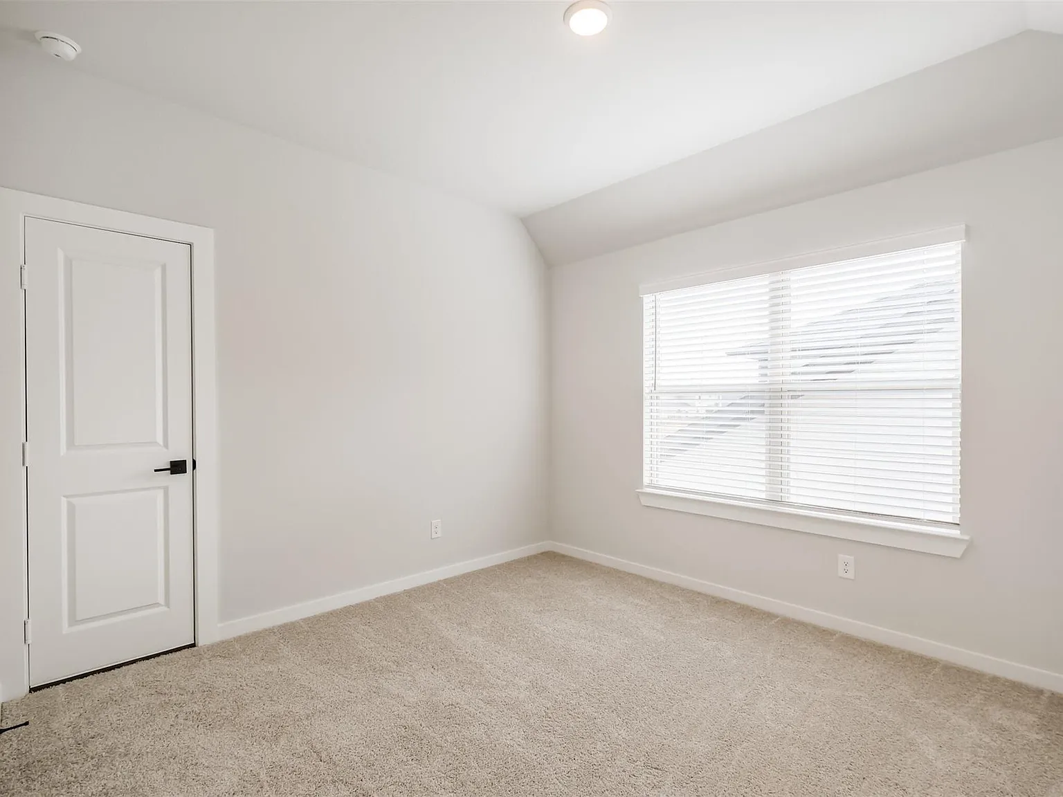 4 bed, 3.0 bath, 2640 sqft, $3,400 — Photo 4
