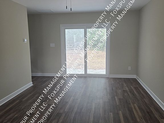 4th image of 210 Washington St