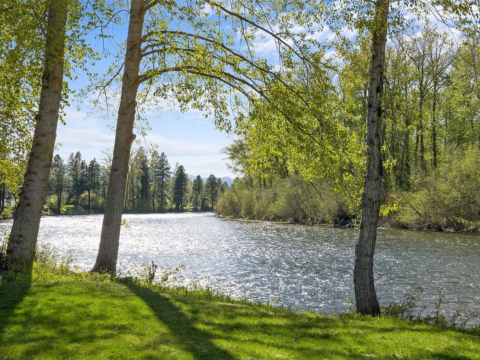 Unbelievable Yakima Riverfront property with Approx 150' of frontage, and a grassy law to relax and daydream!>