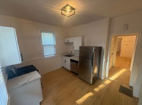 2536 N Oakland Ave