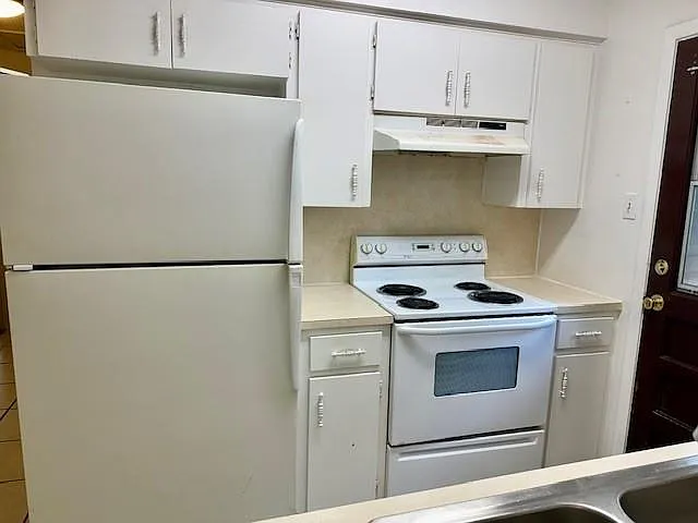 N Laurelwood Dr — Photo 11