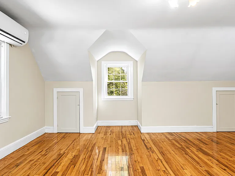 1186 Douglas Pike — Photo 10